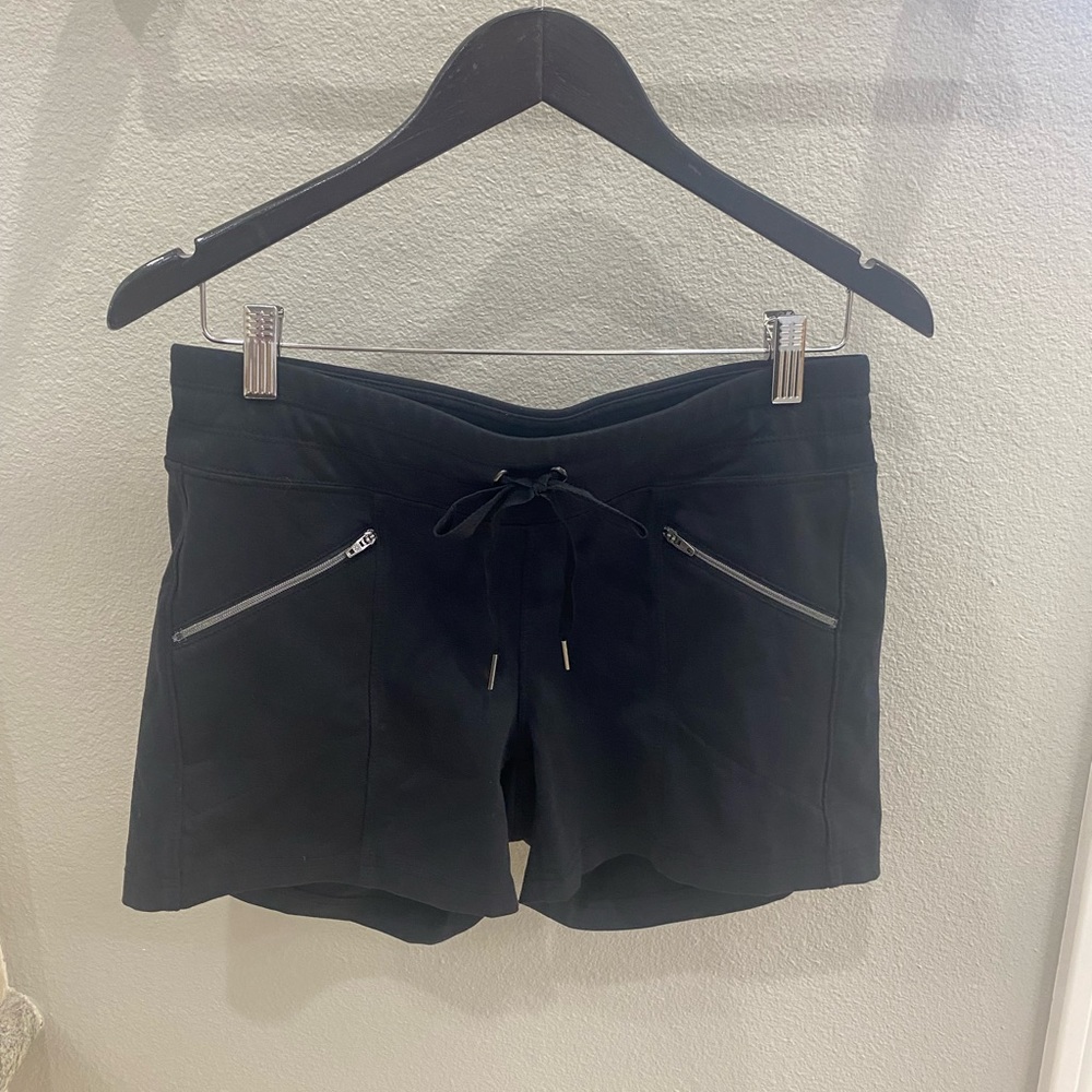 Athleta shorts with zipper pockets. Size small